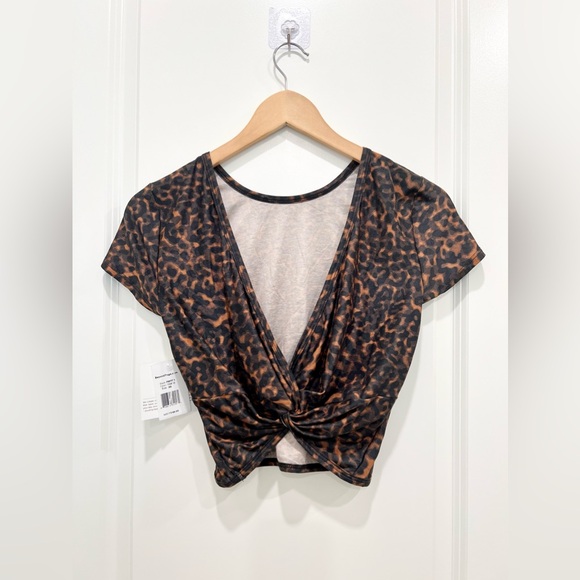 BEYOND YOGA Printed Featherweight Twist Out Crop Top - Picture 4 of 6